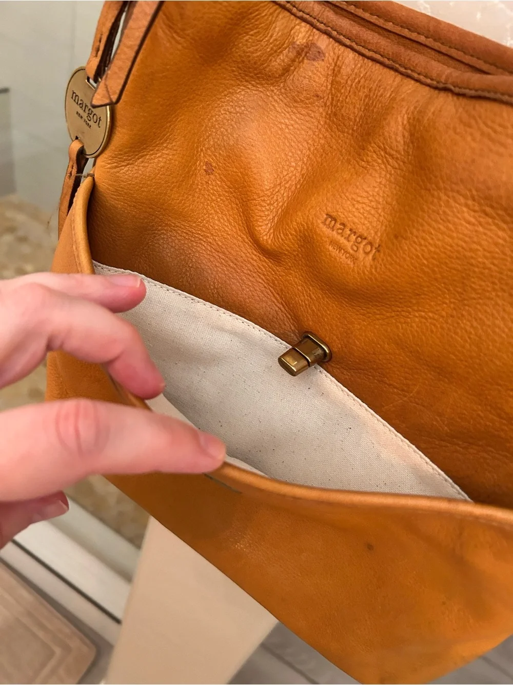 Leather Crossbody Bag in Warm Tan – Classic Everyday Style